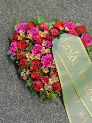 Punasävyinen kukitettu sydän