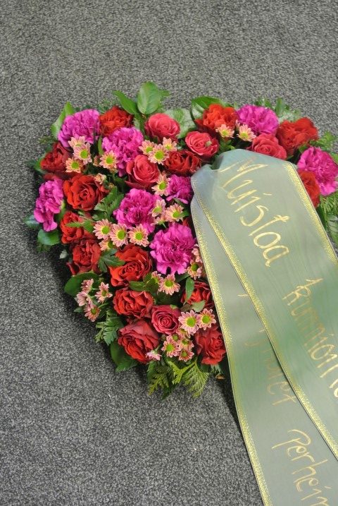 Punasävyinen kukitettu sydän